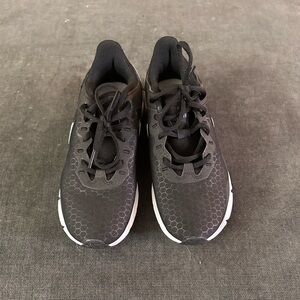Nike Black Sneakers Sleek Design Breathable Mesh